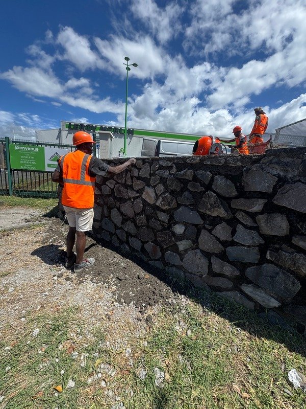 Construction de mur en pierre pour aménagement extérieur à La Réunion