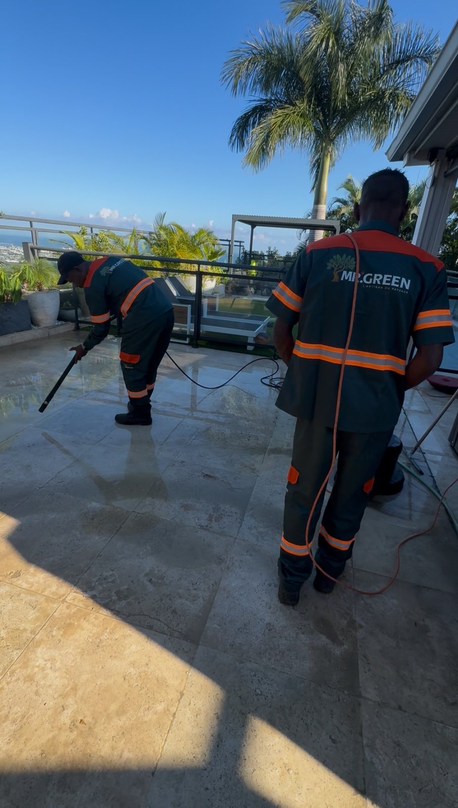 Nettoyage de terrasse extérieure à La Réunion par MR.GREEN